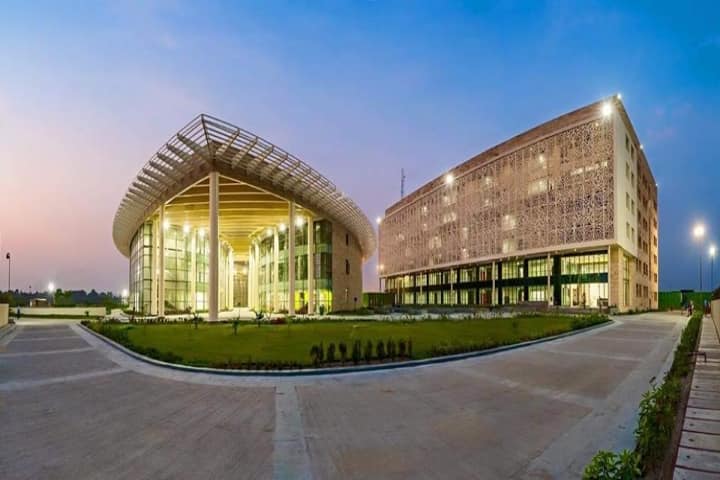 https://cache.careers360.mobi/media/colleges/social-media/media-gallery/1593/2023/11/29/Campus View of Amity University Kolkata_Campus-View.jpg